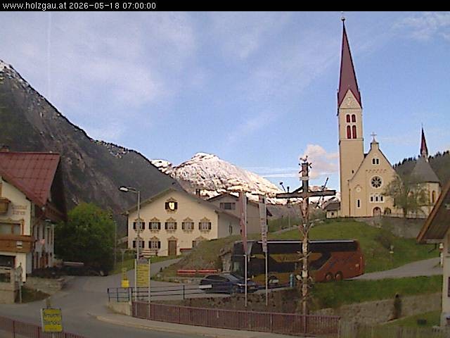 Archived image Webcam Holzgau center: Church