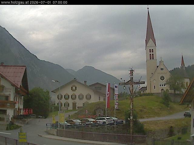 Archived image Webcam Holzgau center: Church