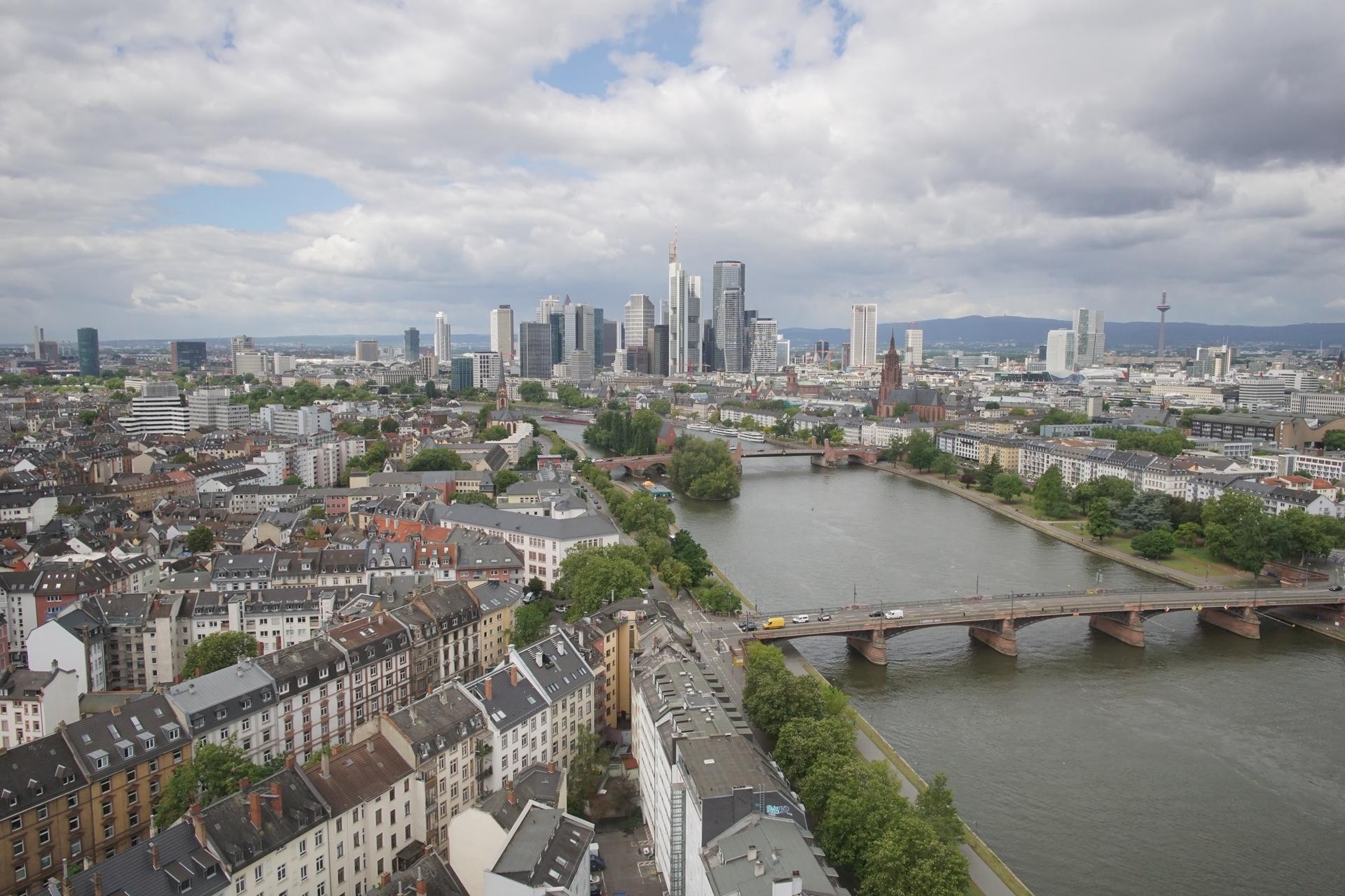 Archived image Webcam Panoramic View over to the Skyline of Frankfurt