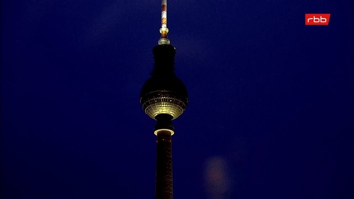 Archiv Foto Webcam Berlin: Rotes Rathaus und Berliner Dom