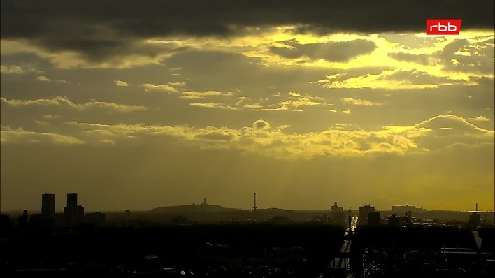 Archiv Foto Webcam Berlin: Rotes Rathaus und Berliner Dom