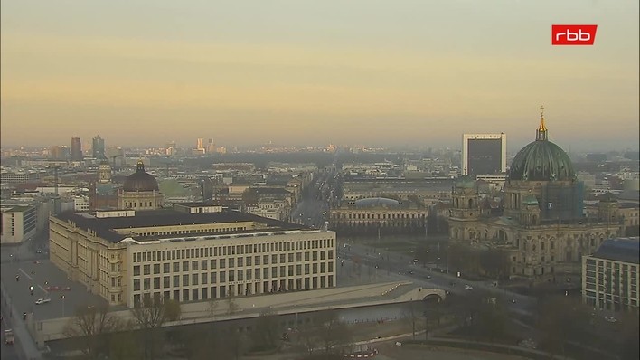 Archiv Foto Webcam Berlin: Rotes Rathaus und Berliner Dom