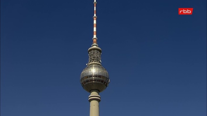 Archiv Foto Webcam Berlin: Rotes Rathaus und Berliner Dom