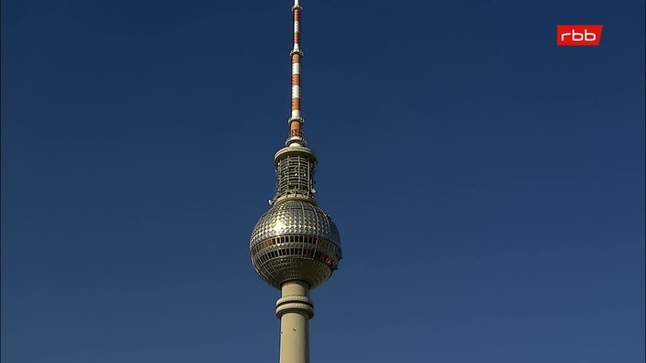Archiv Foto Webcam Berlin: Rotes Rathaus und Berliner Dom