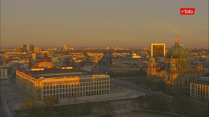 Archiv Foto Webcam Berlin: Rotes Rathaus und Berliner Dom