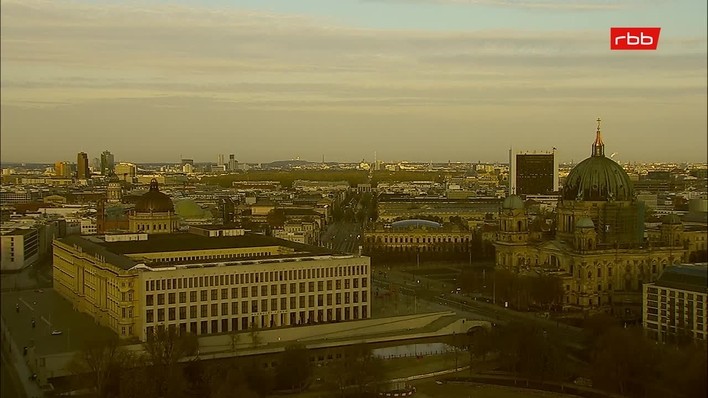 Archiv Foto Webcam Berlin: Rotes Rathaus und Berliner Dom