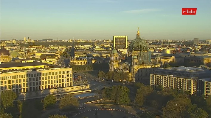 Archiv Foto Webcam Berlin: Rotes Rathaus und Berliner Dom