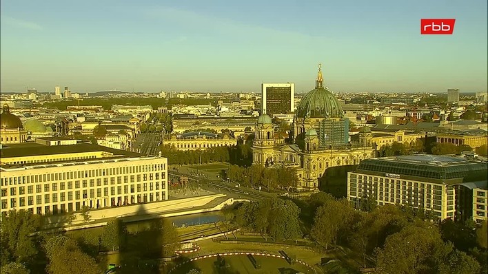 Archiv Foto Webcam Berlin: Rotes Rathaus und Berliner Dom