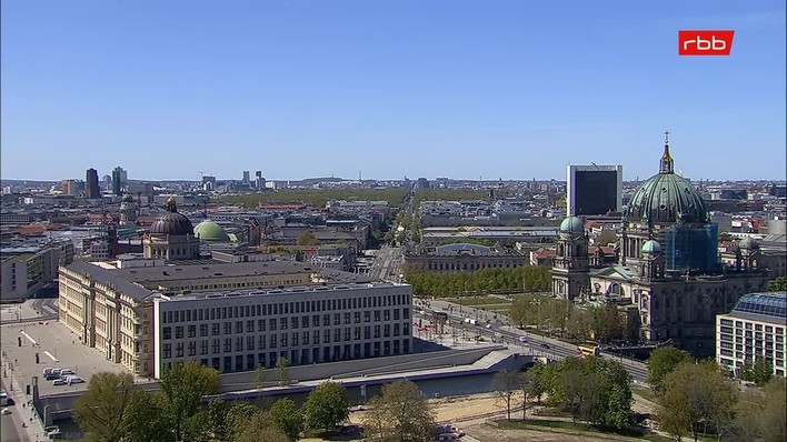 Archiv Foto Webcam Berlin: Rotes Rathaus und Berliner Dom