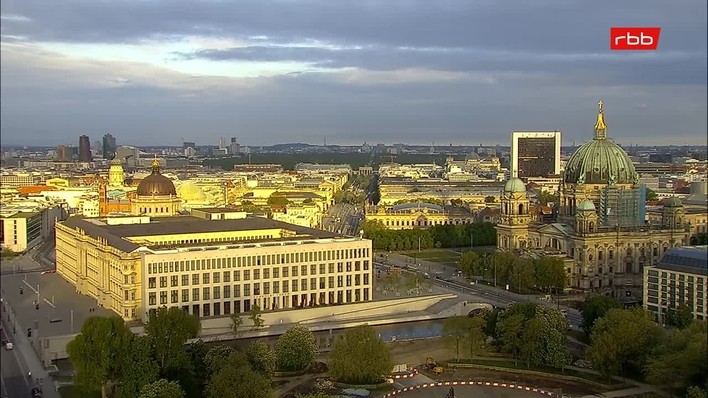 Archiv Foto Webcam Berlin: Rotes Rathaus und Berliner Dom