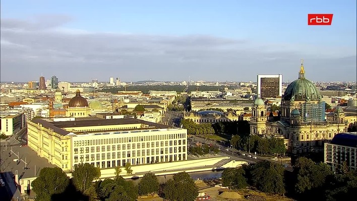 Archiv Foto Webcam Berlin: Rotes Rathaus und Berliner Dom
