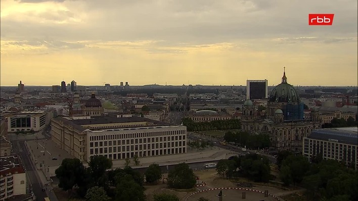 Archiv Foto Webcam Berlin: Rotes Rathaus und Berliner Dom