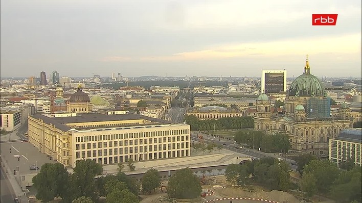 Archiv Foto Webcam Berlin: Rotes Rathaus und Berliner Dom