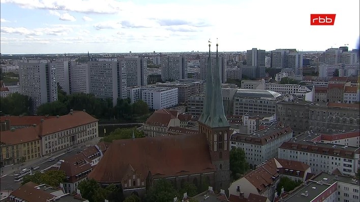 Archiv Foto Webcam Berlin: Rotes Rathaus und Berliner Dom