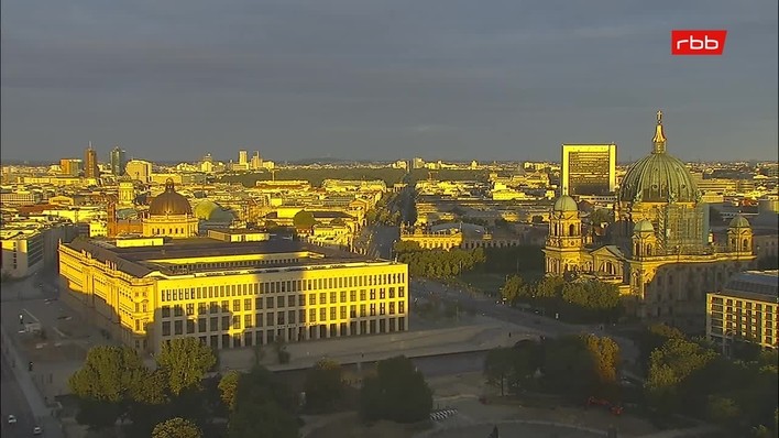Archiv Foto Webcam Berlin: Rotes Rathaus und Berliner Dom