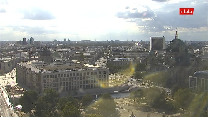 Archiv Foto Webcam Berlin: Rotes Rathaus und Berliner Dom