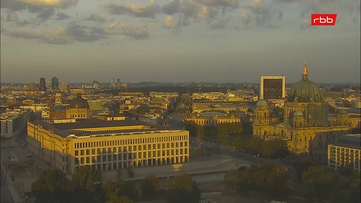 Archiv Foto Webcam Berlin: Rotes Rathaus und Berliner Dom