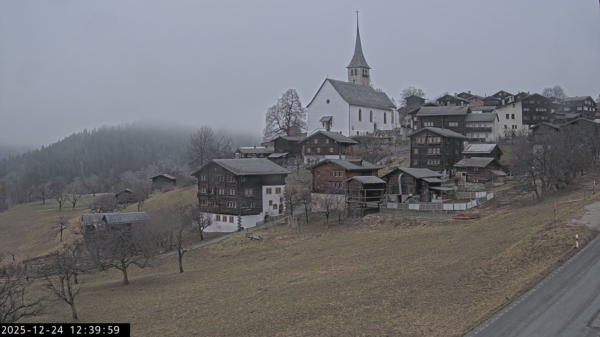 Archiv Foto Webcam Dorfansicht Ernen mit Kirche