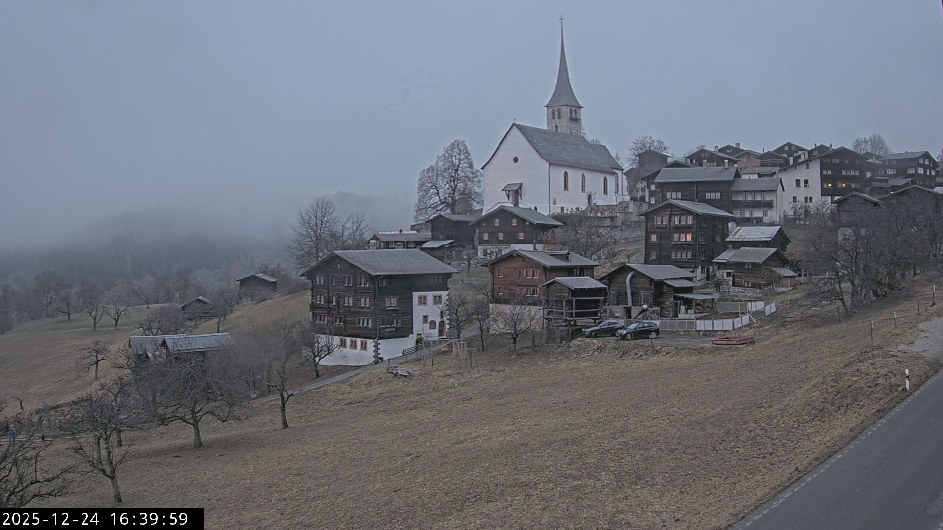 Archiv Foto Webcam Dorfansicht Ernen mit Kirche