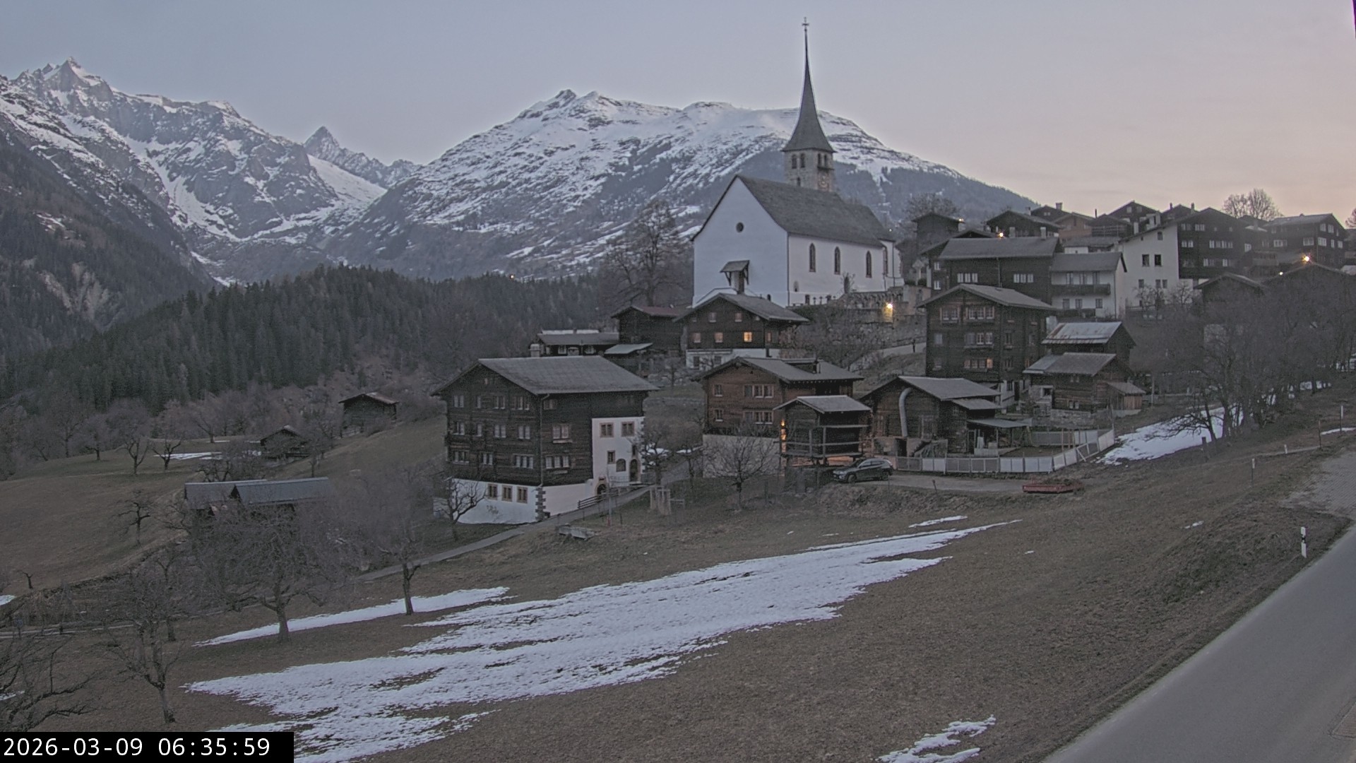 Archiv Foto Webcam Dorfansicht Ernen mit Kirche