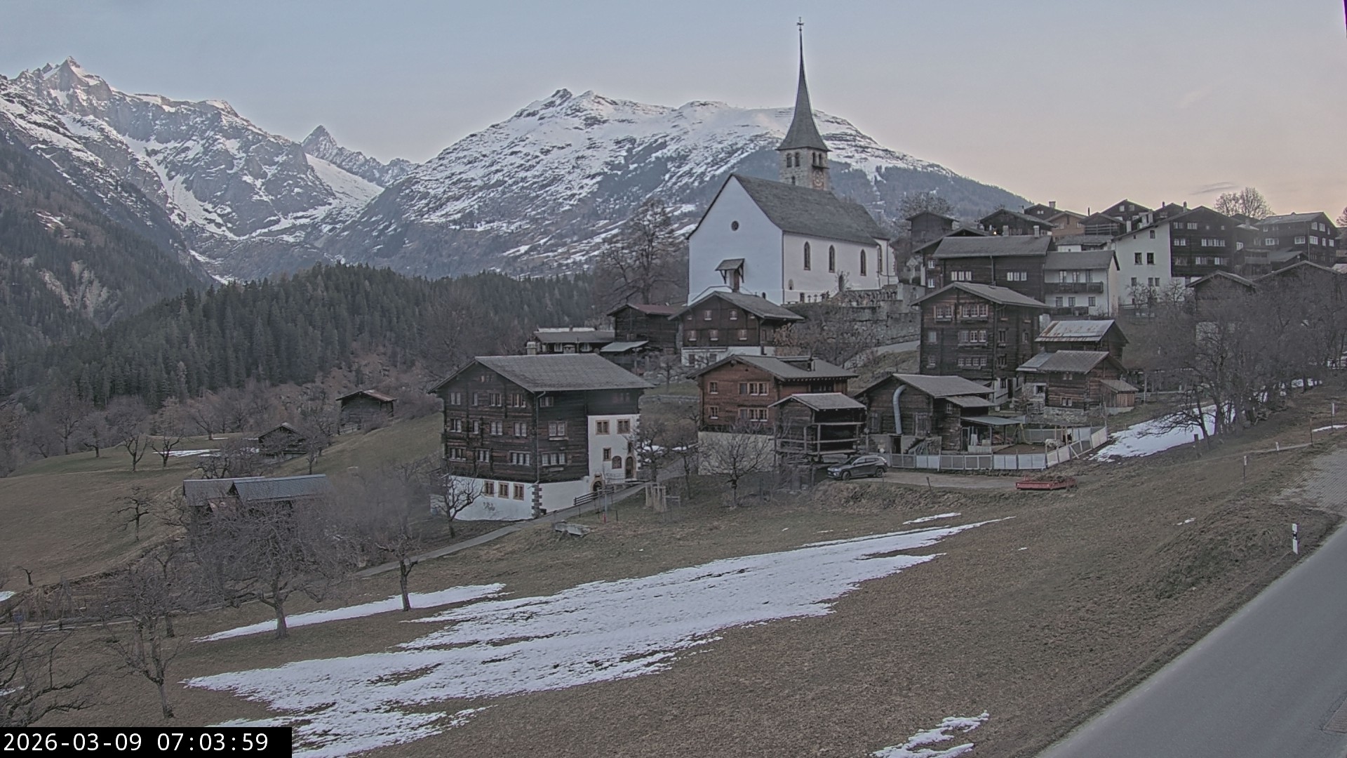 Archiv Foto Webcam Dorfansicht Ernen mit Kirche