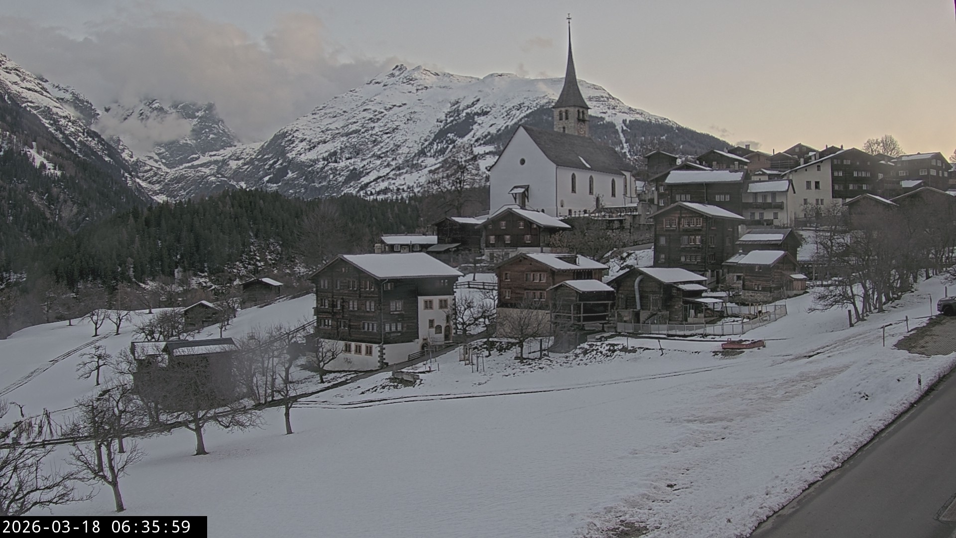 Archiv Foto Webcam Dorfansicht Ernen mit Kirche
