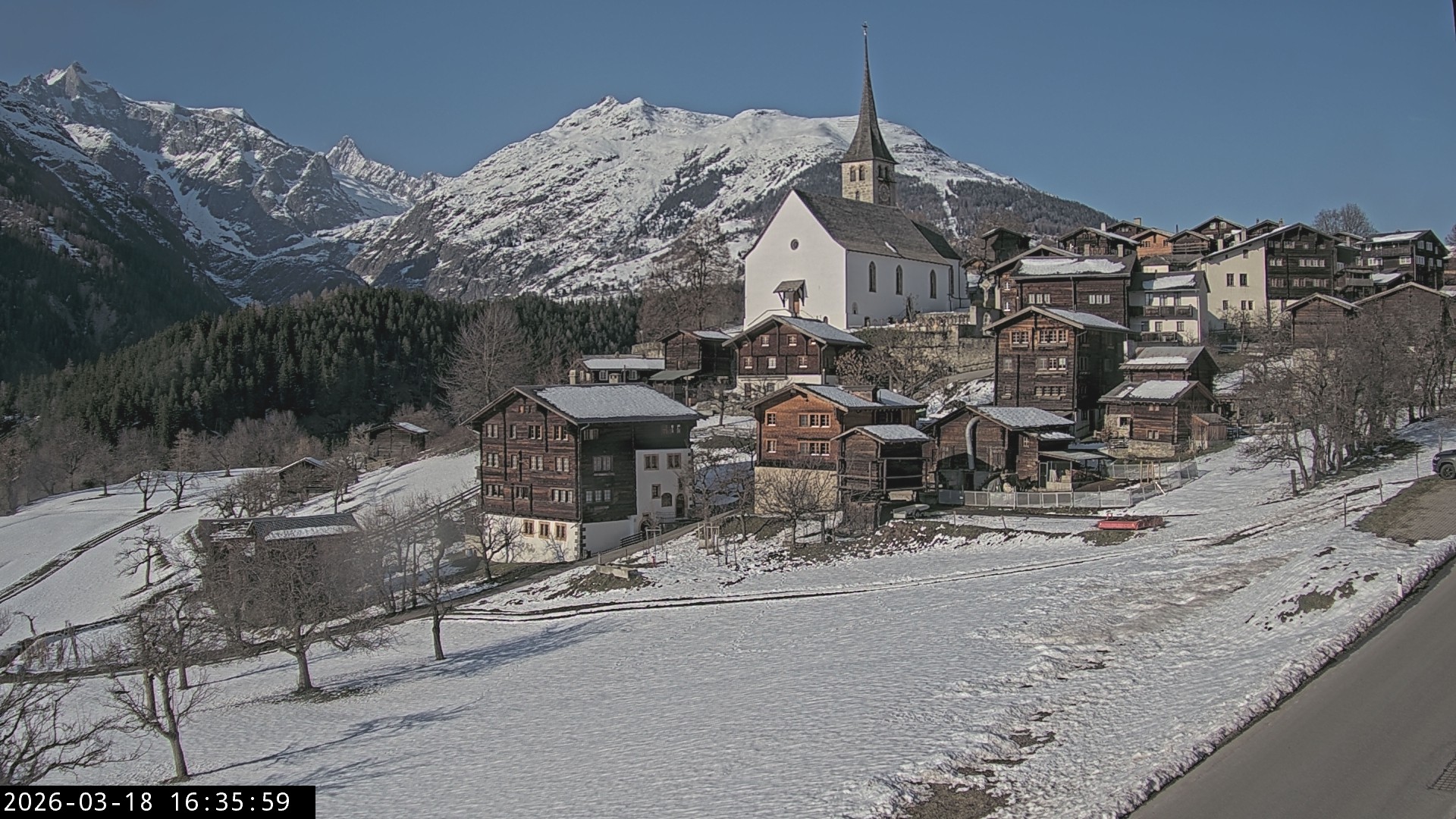 Archiv Foto Webcam Dorfansicht Ernen mit Kirche