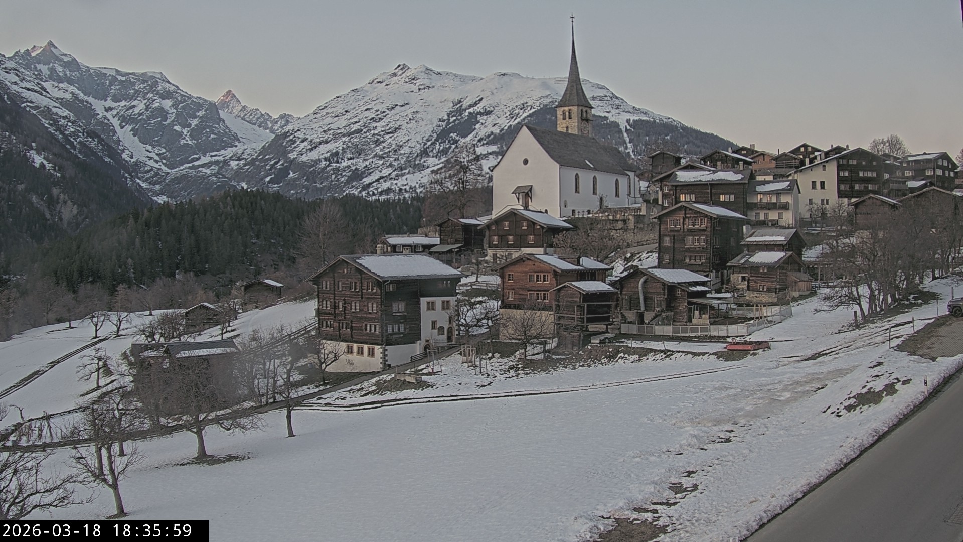 Archiv Foto Webcam Dorfansicht Ernen mit Kirche