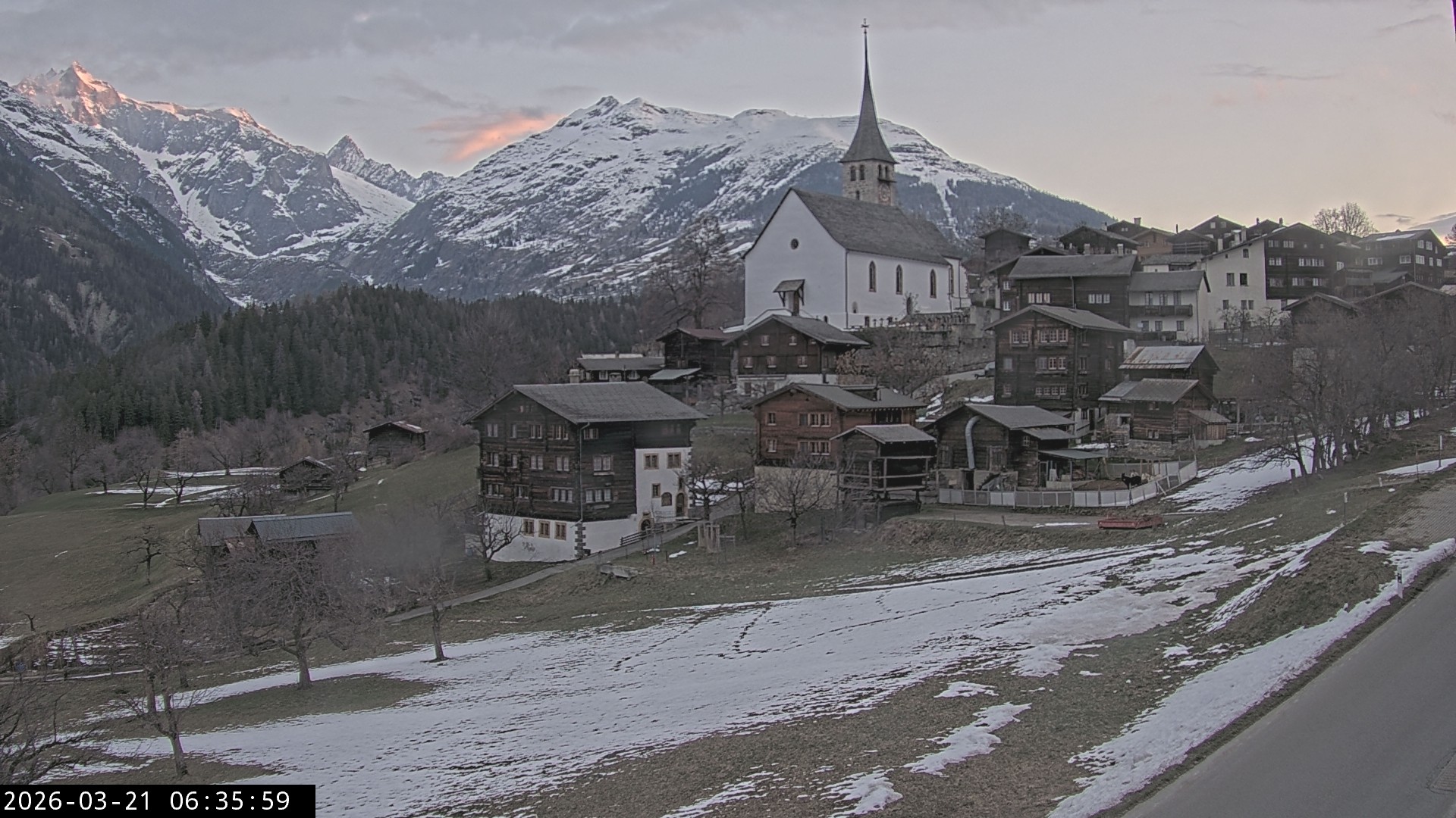 Archiv Foto Webcam Dorfansicht Ernen mit Kirche