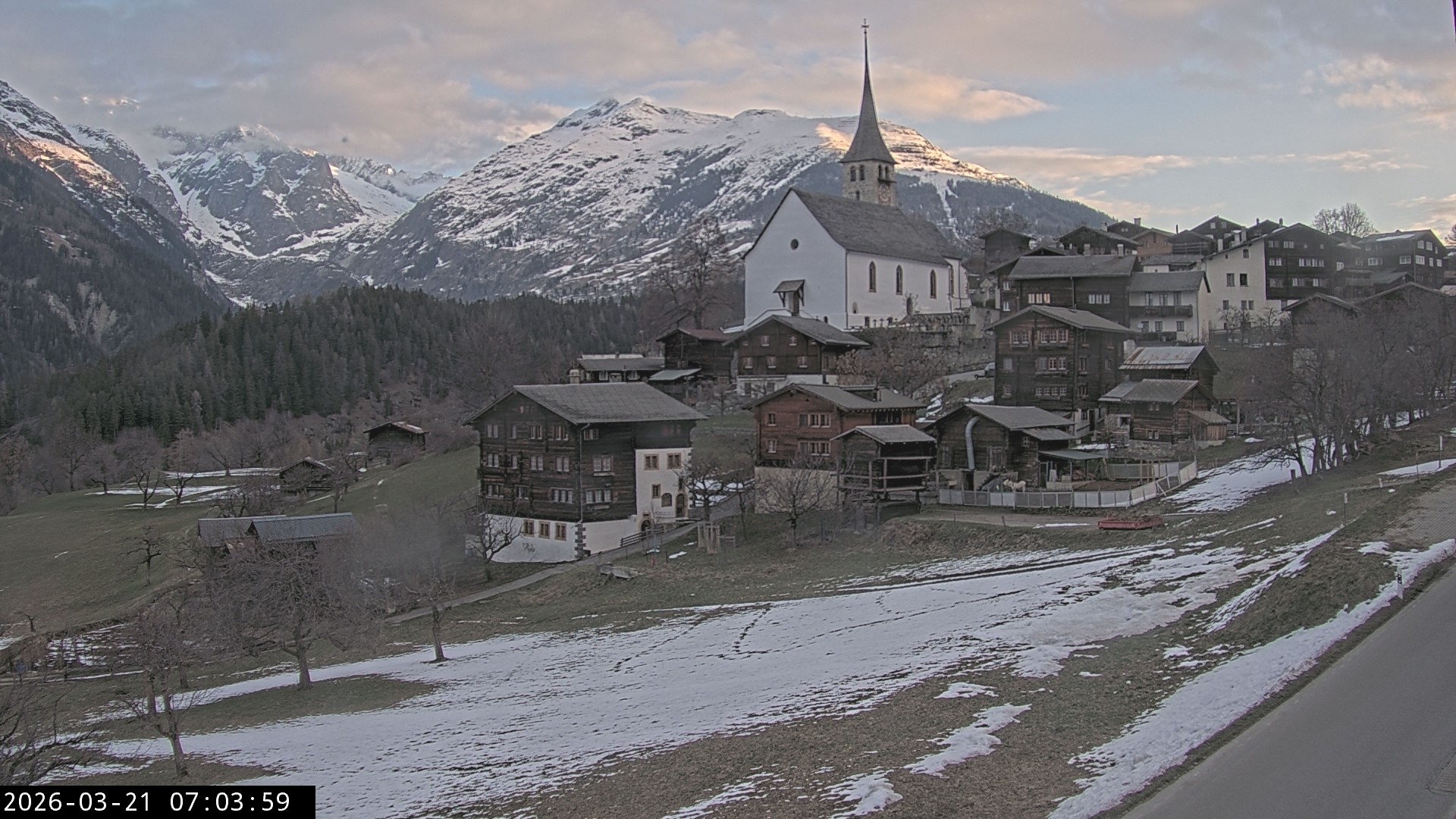 Archiv Foto Webcam Dorfansicht Ernen mit Kirche