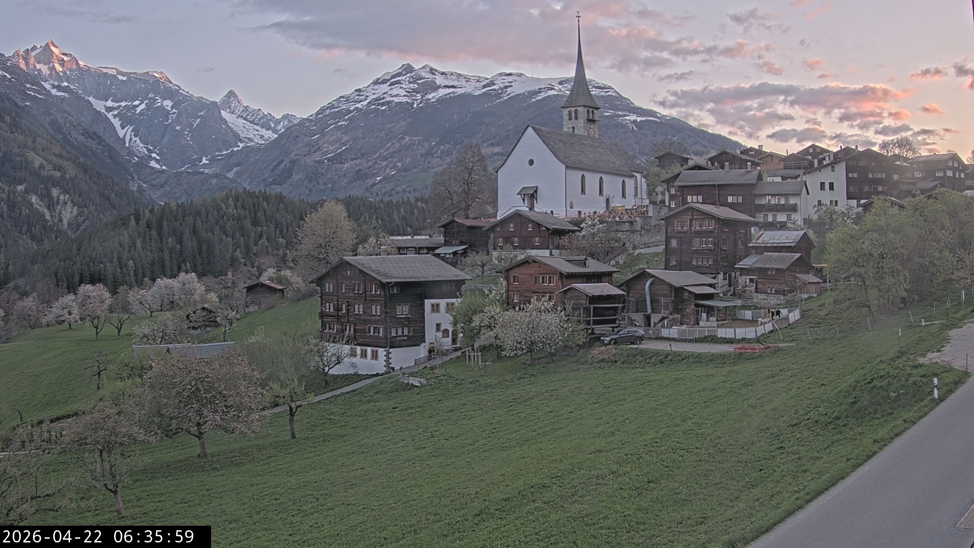 Archiv Foto Webcam Dorfansicht Ernen mit Kirche