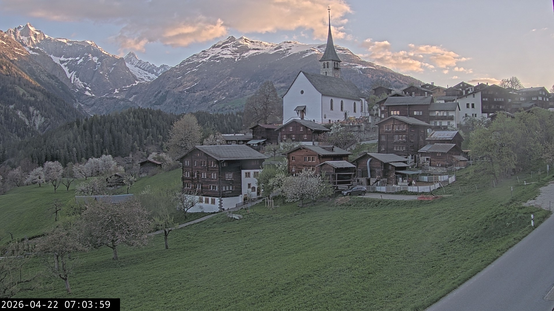 Archiv Foto Webcam Dorfansicht Ernen mit Kirche