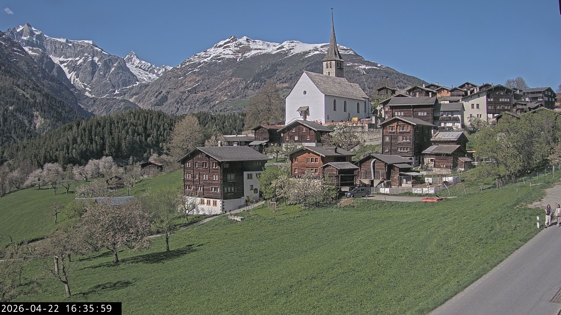 Archiv Foto Webcam Dorfansicht Ernen mit Kirche
