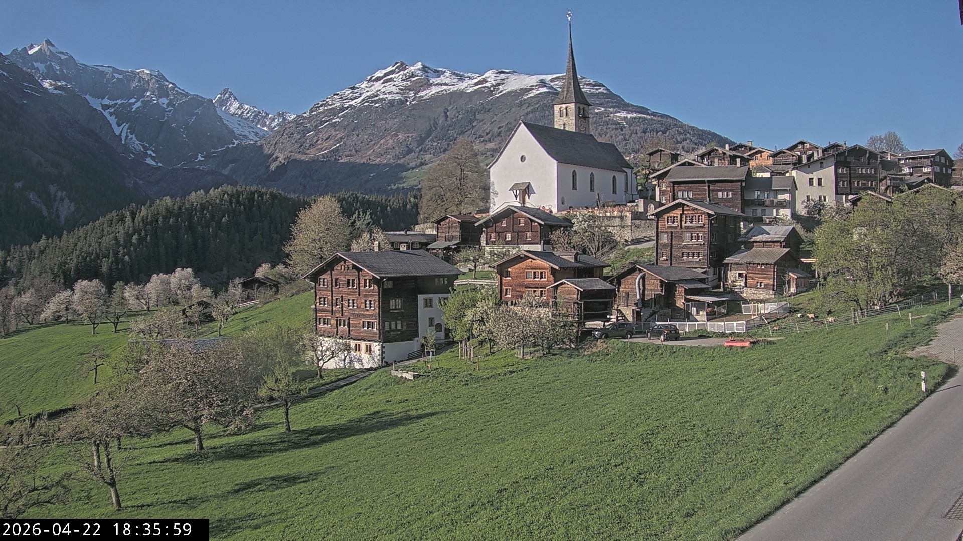 Archiv Foto Webcam Dorfansicht Ernen mit Kirche