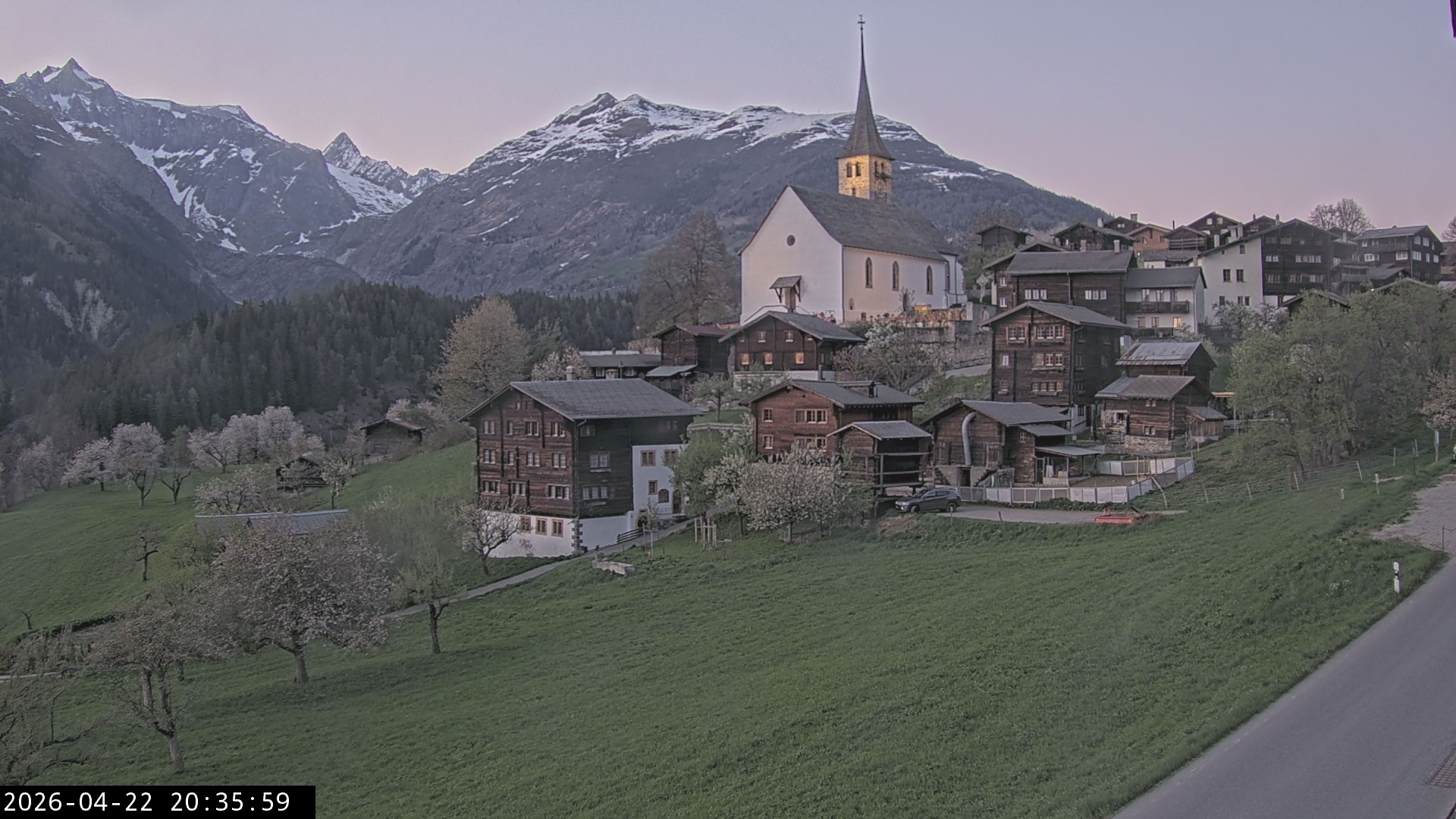 Archiv Foto Webcam Dorfansicht Ernen mit Kirche