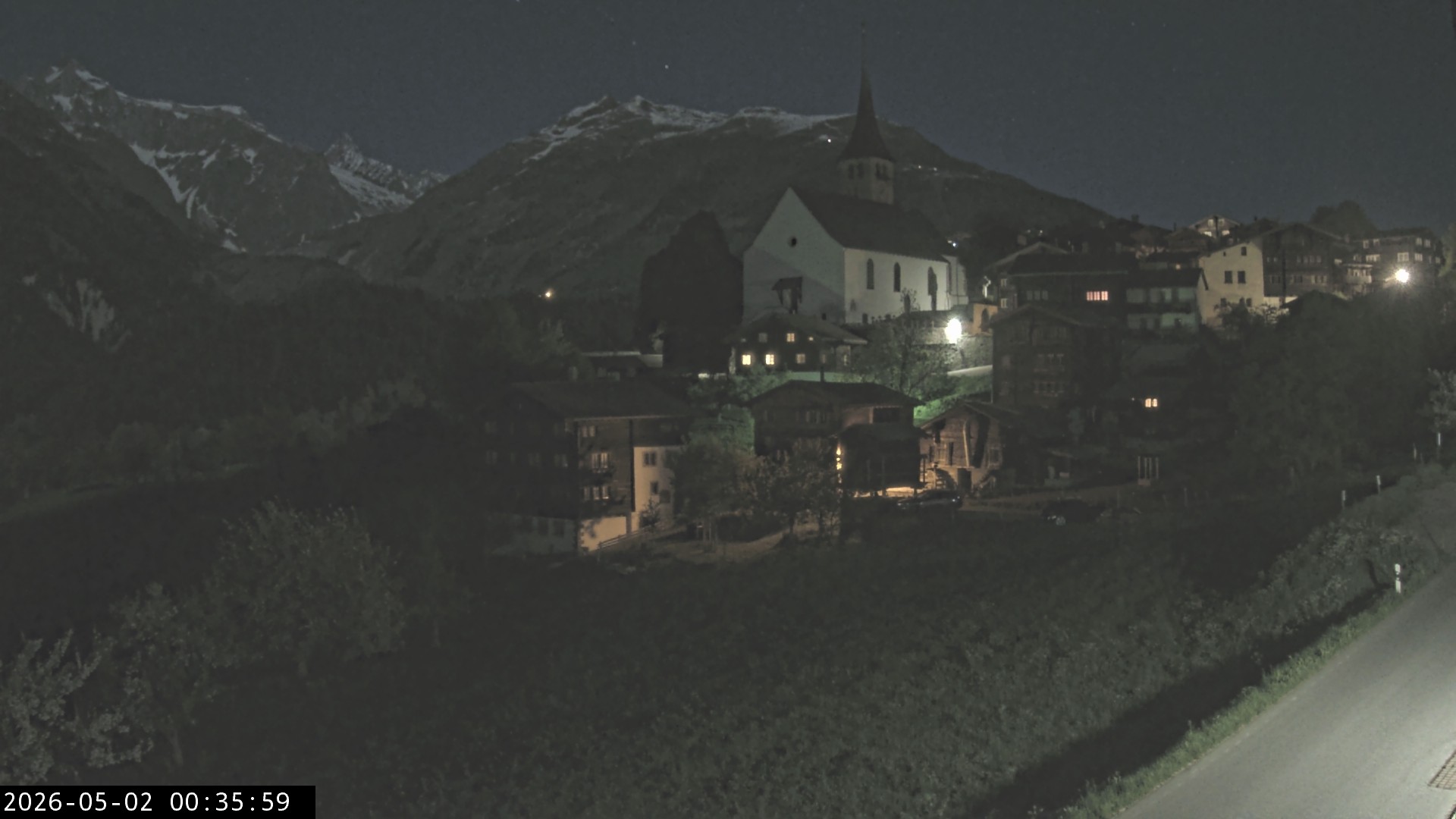 Archiv Foto Webcam Dorfansicht Ernen mit Kirche