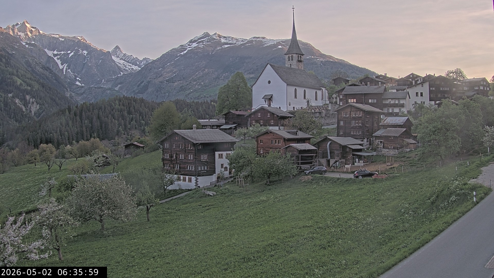 Archiv Foto Webcam Dorfansicht Ernen mit Kirche