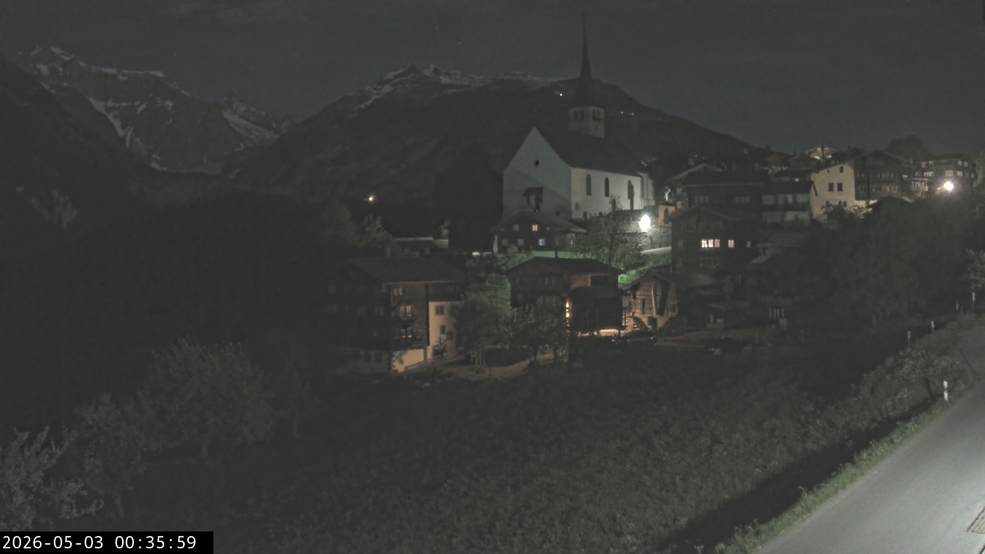 Archiv Foto Webcam Dorfansicht Ernen mit Kirche