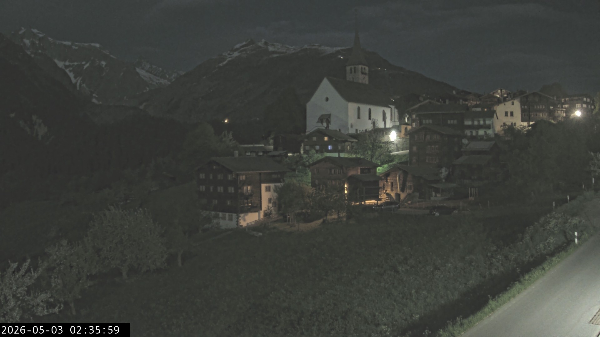 Archiv Foto Webcam Dorfansicht Ernen mit Kirche