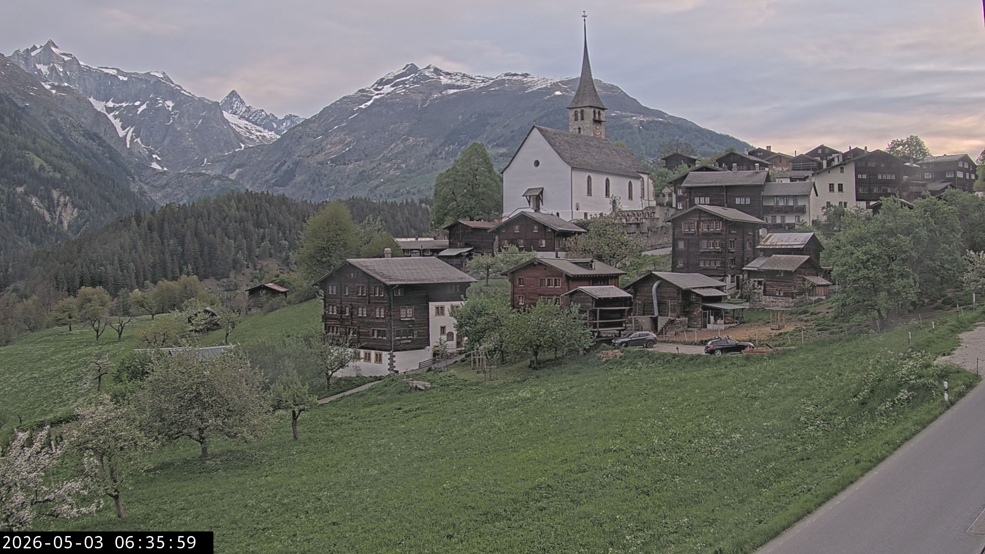 Archiv Foto Webcam Dorfansicht Ernen mit Kirche