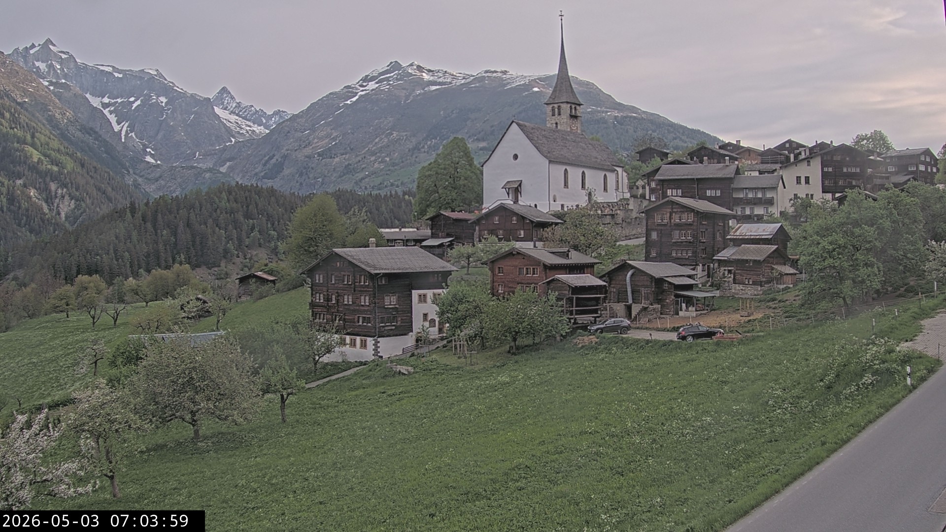Archiv Foto Webcam Dorfansicht Ernen mit Kirche