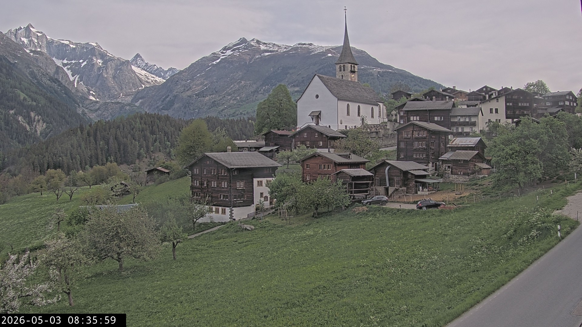 Archiv Foto Webcam Dorfansicht Ernen mit Kirche