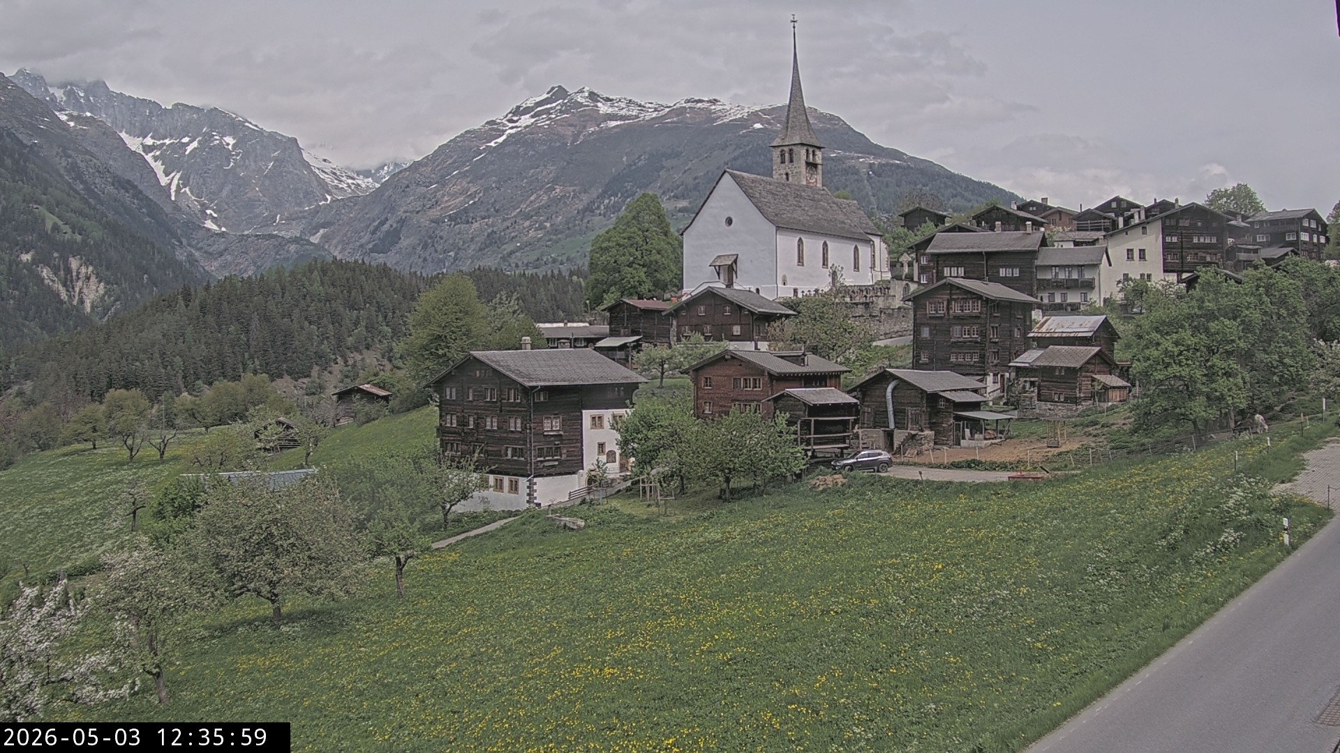 Archiv Foto Webcam Dorfansicht Ernen mit Kirche