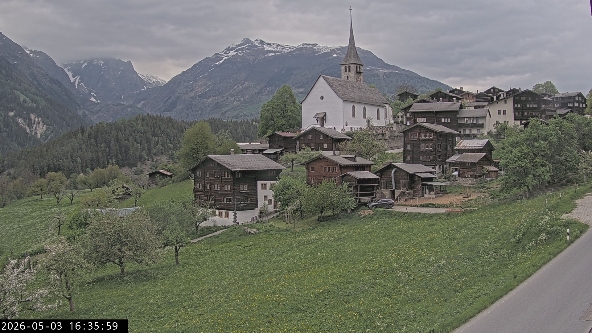 Archiv Foto Webcam Dorfansicht Ernen mit Kirche