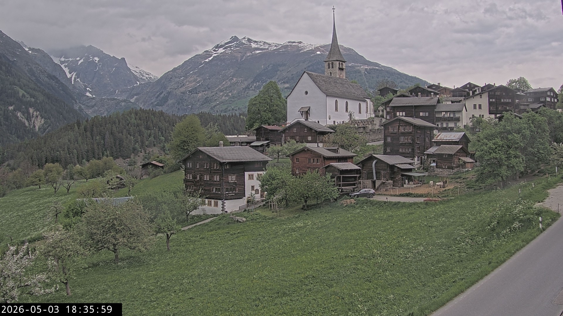 Archiv Foto Webcam Dorfansicht Ernen mit Kirche