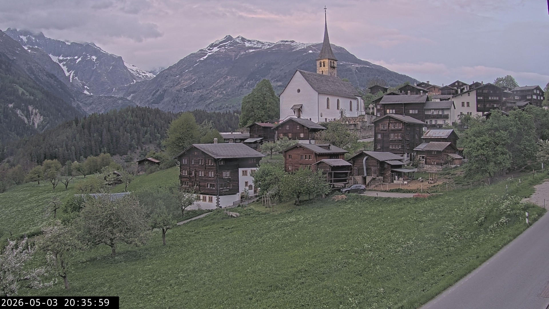 Archiv Foto Webcam Dorfansicht Ernen mit Kirche