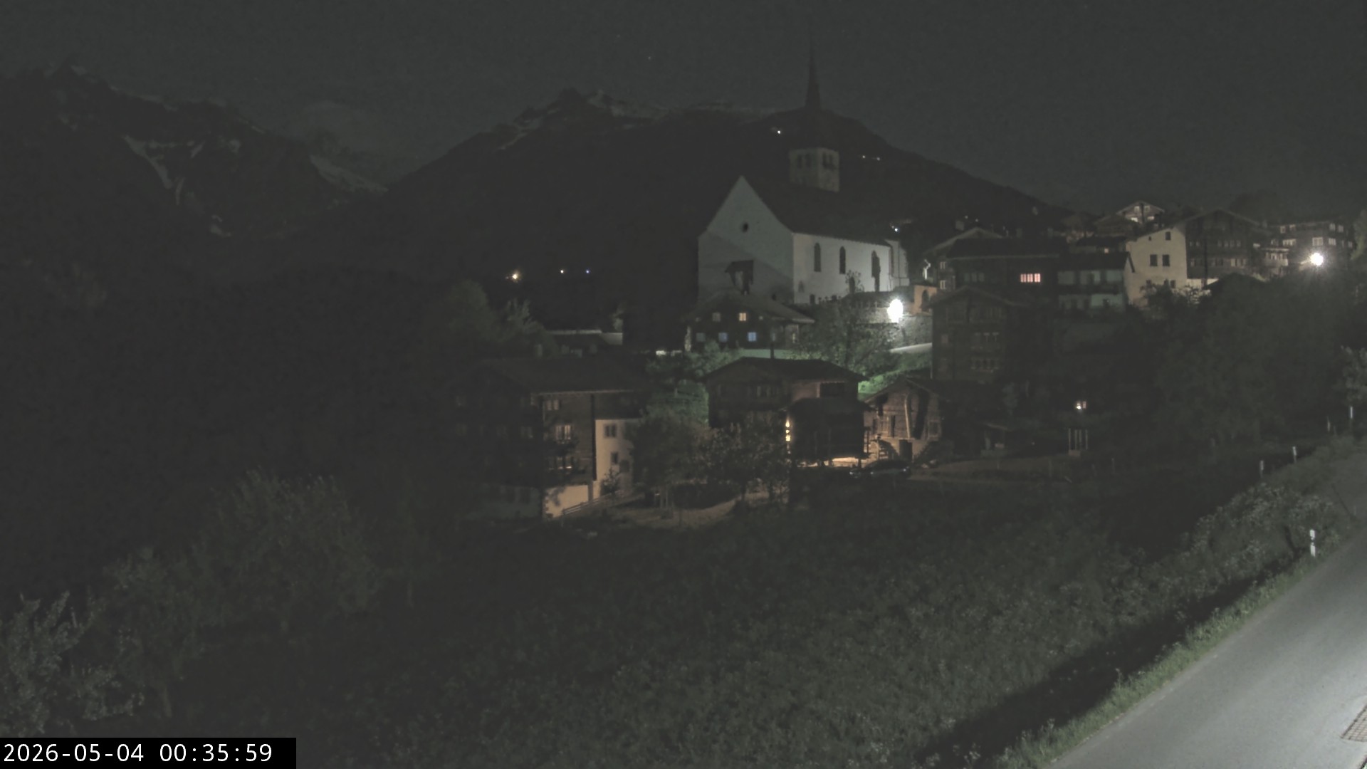 Archiv Foto Webcam Dorfansicht Ernen mit Kirche