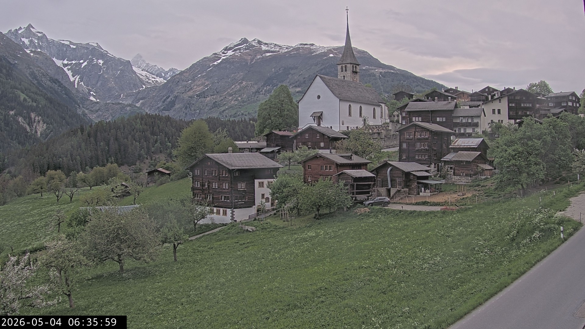 Archiv Foto Webcam Dorfansicht Ernen mit Kirche