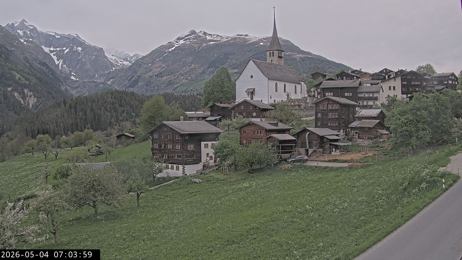 Archiv Foto Webcam Dorfansicht Ernen mit Kirche