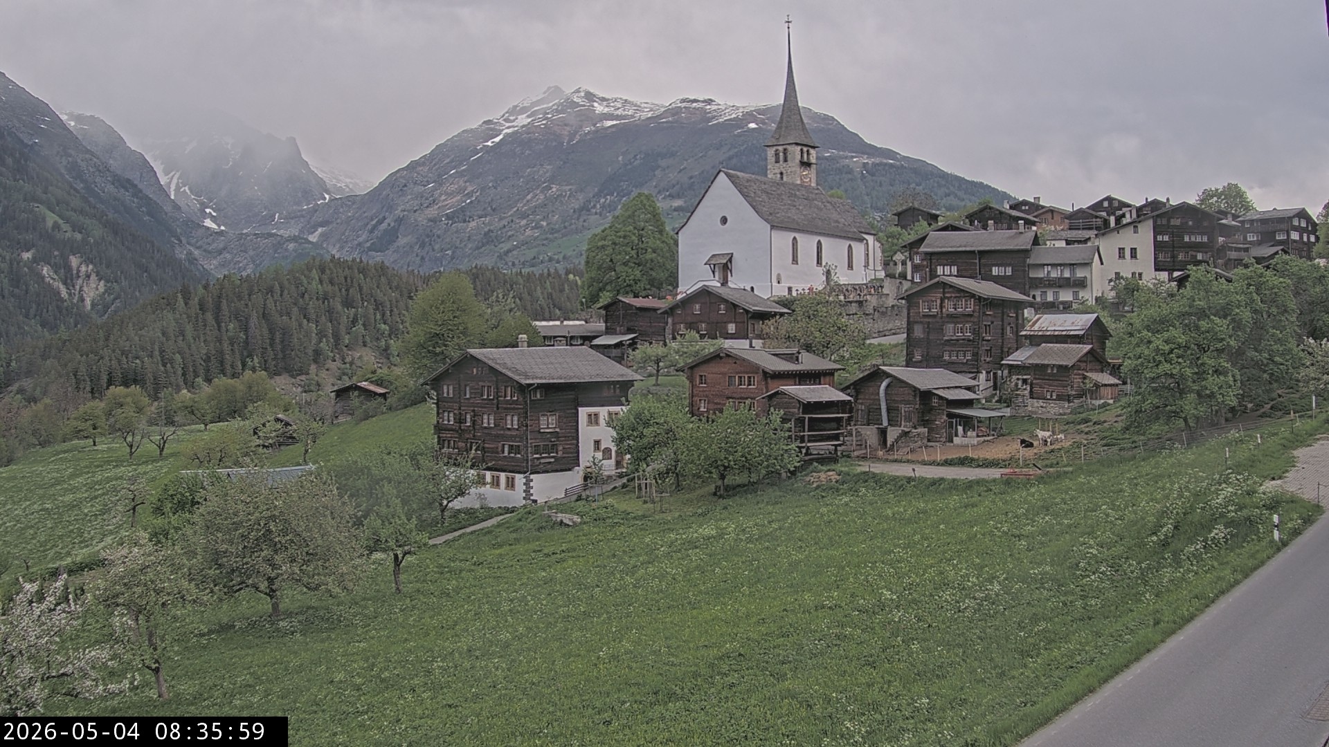 Archiv Foto Webcam Dorfansicht Ernen mit Kirche